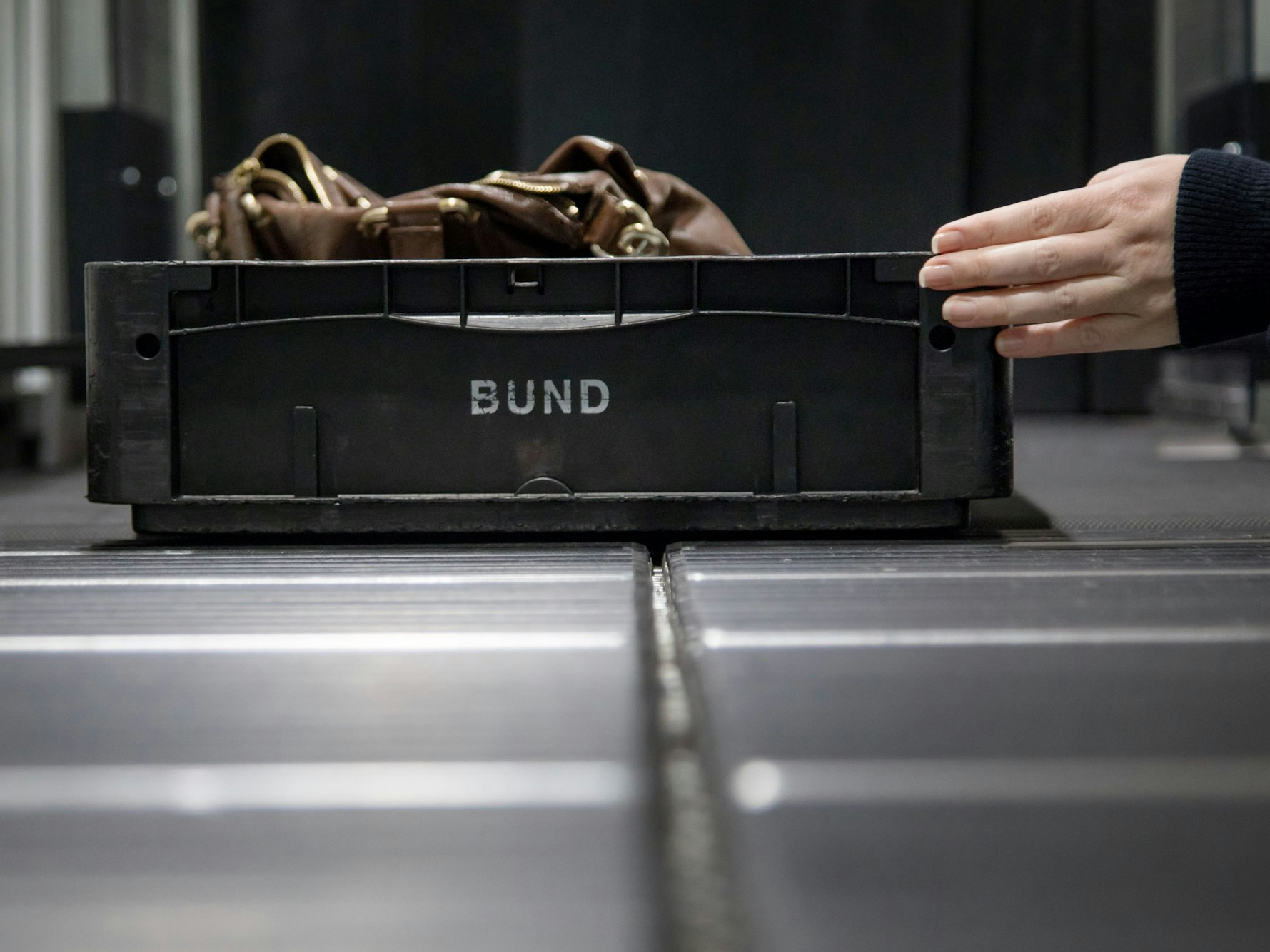 «Airport Tray Aesthetic» nennt sich ein neuer Social-Media-Trend. Die Handgepäckstücke werden dabei stilvoll in der Sicherheitswanne drapiert - was für Stillstand und Unmut an der Sicherheitskontrolle sorgt.