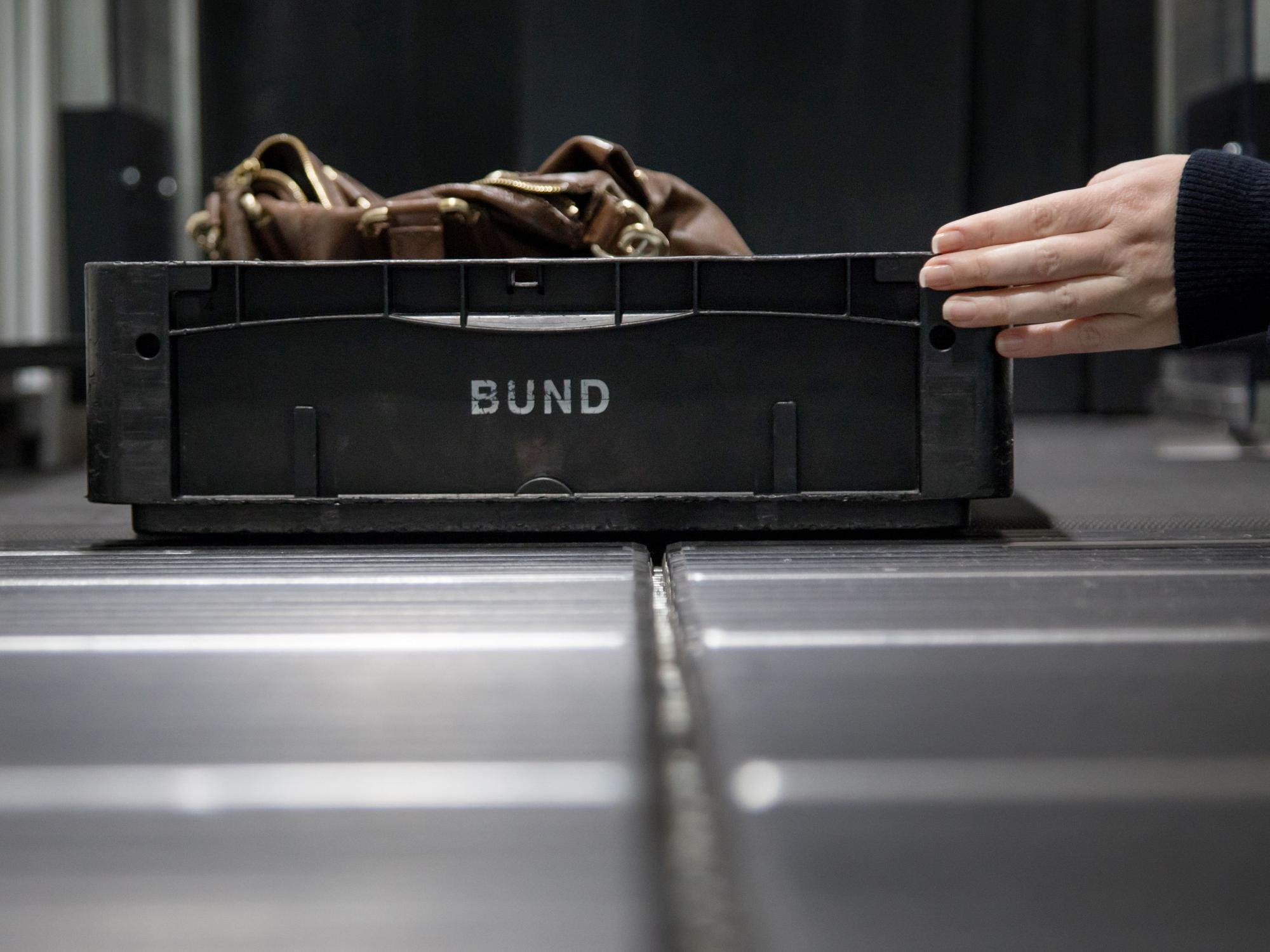 «Airport Tray Aesthetic» nennt sich ein neuer Social-Media-Trend. Die Handgepäckstücke werden dabei stilvoll in der Sicherheitswanne drapiert - was für Stillstand und Unmut an der Sicherheitskontrolle sorgt.