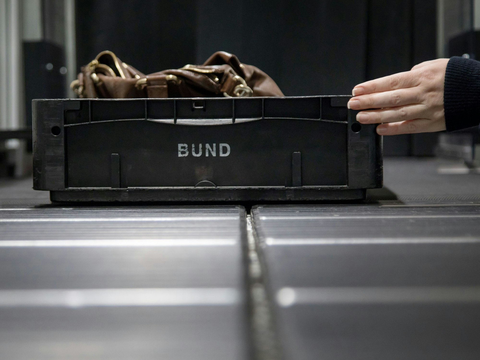 «Airport Tray Aesthetic» nennt sich ein neuer Social-Media-Trend. Die Handgepäckstücke werden dabei stilvoll in der Sicherheitswanne drapiert - was für Stillstand und Unmut an der Sicherheitskontrolle sorgt.