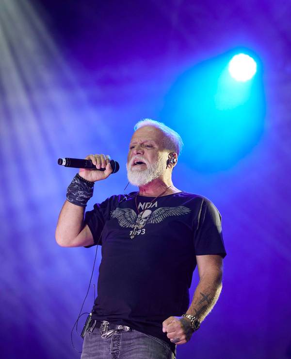 Der Sänger Nino de Angelo steht beim Schlager-Olymp im Strandbad Lübars auf der Bühne.