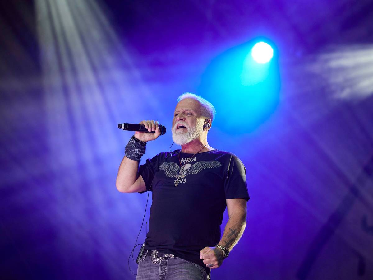 Der Sänger Nino de Angelo steht beim Schlager-Olymp im Strandbad Lübars auf der Bühne.