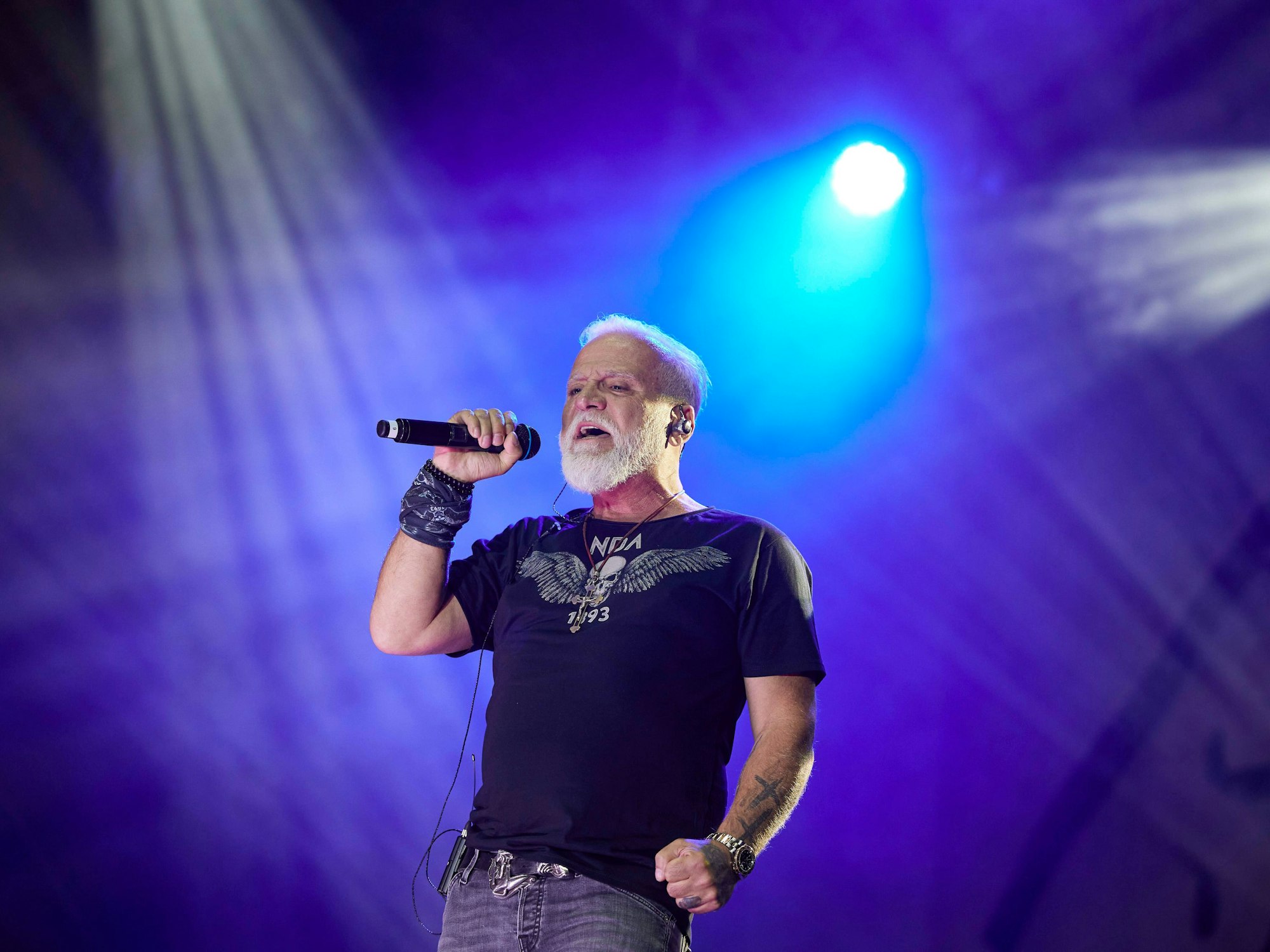 Der Sänger Nino de Angelo steht beim Schlager-Olymp im Strandbad Lübars auf der Bühne.