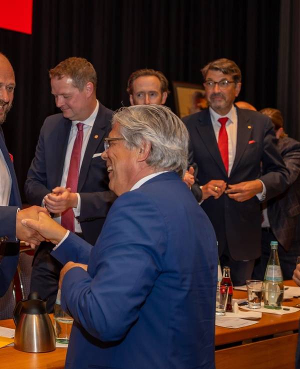 Heinz-Günther Hunold gratuliert Dirk Wissmann.