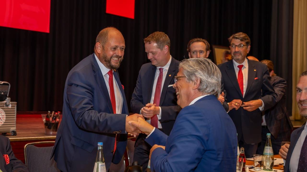 Heinz-Günther Hunold gratuliert Dirk Wissmann.