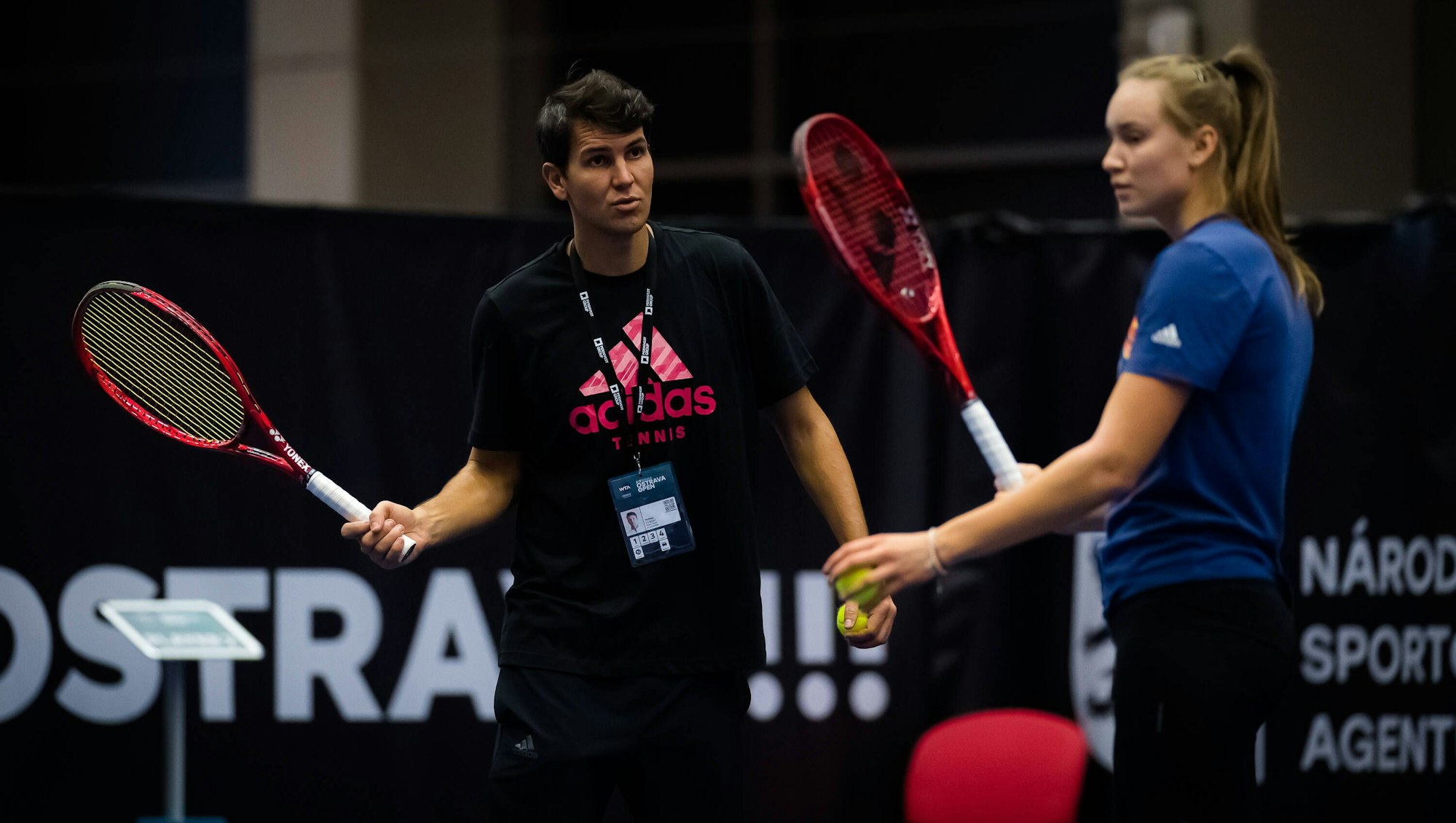 Stefano Vukov und Elena Rybakina zusammen auf dem Trainingsplatz.