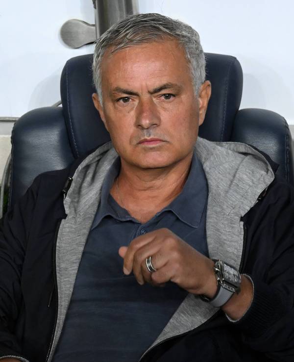 José Mourinho sitzt auf der Bank während des Spiels zwischen Fenerbahce und Galatasaray.