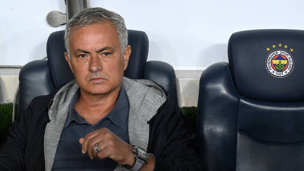 José Mourinho sitzt auf der Bank während des Spiels zwischen Fenerbahce und Galatasaray.
