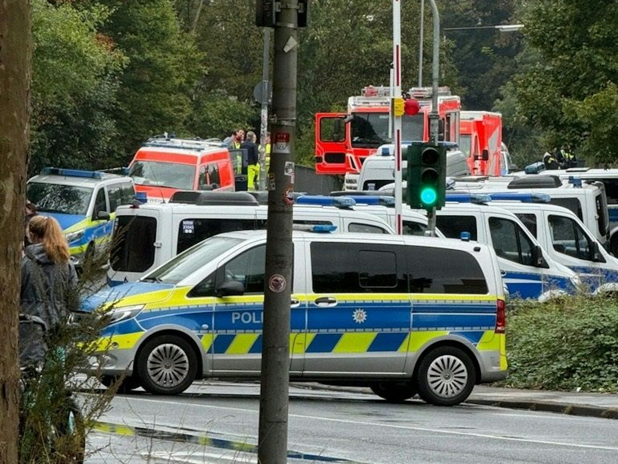 Wagen von Polizei, Feuerwehr und Rettungsdienst sind vor Ort.