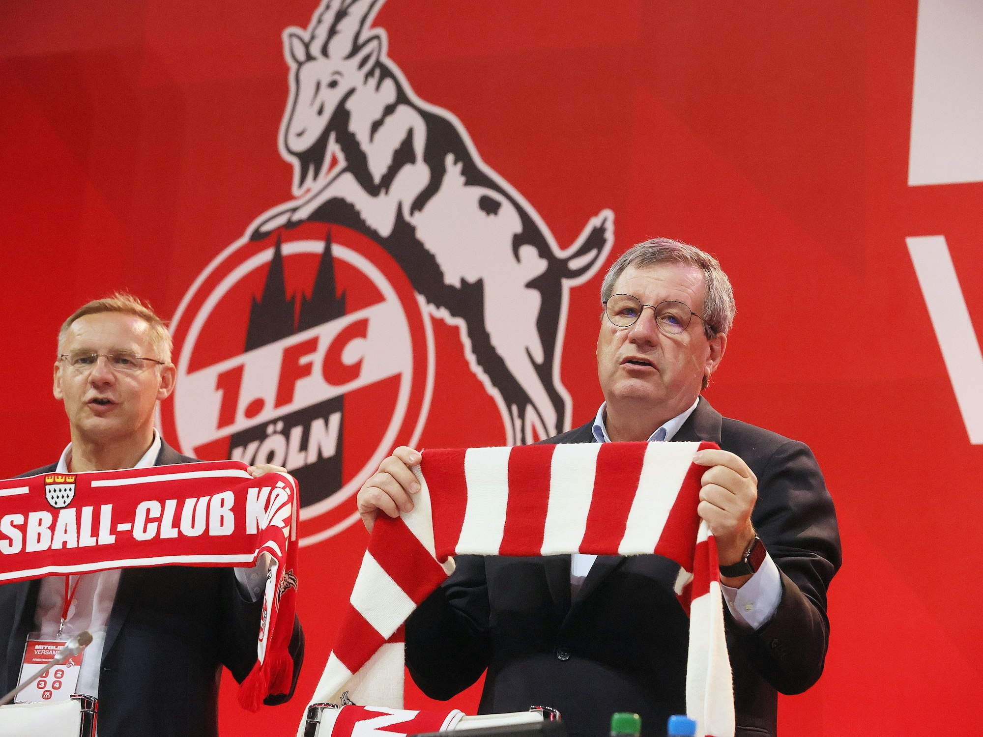 Eckhard Sauren und Werner Wolf bei der Mitgliederversammlung während der Hymne.