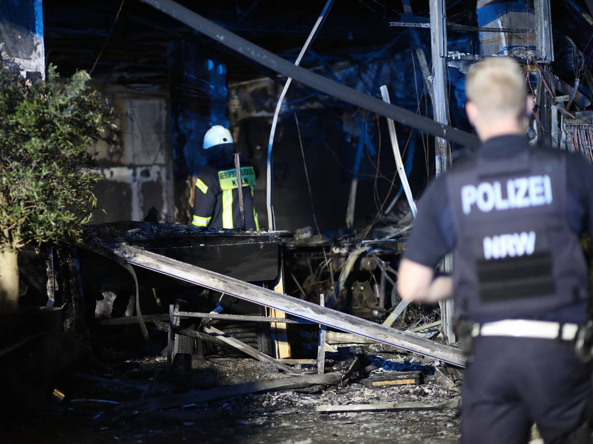 Bei einer Explosion in einem Ladenlokal in Pesch sind zwei Personen leicht Verletz worden.