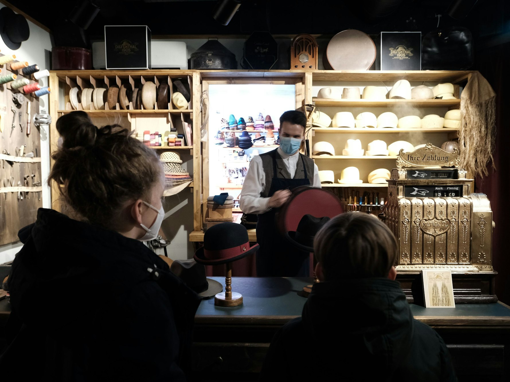 Zwei Gäste von TimeRide stehen vor dem Hutmacher.