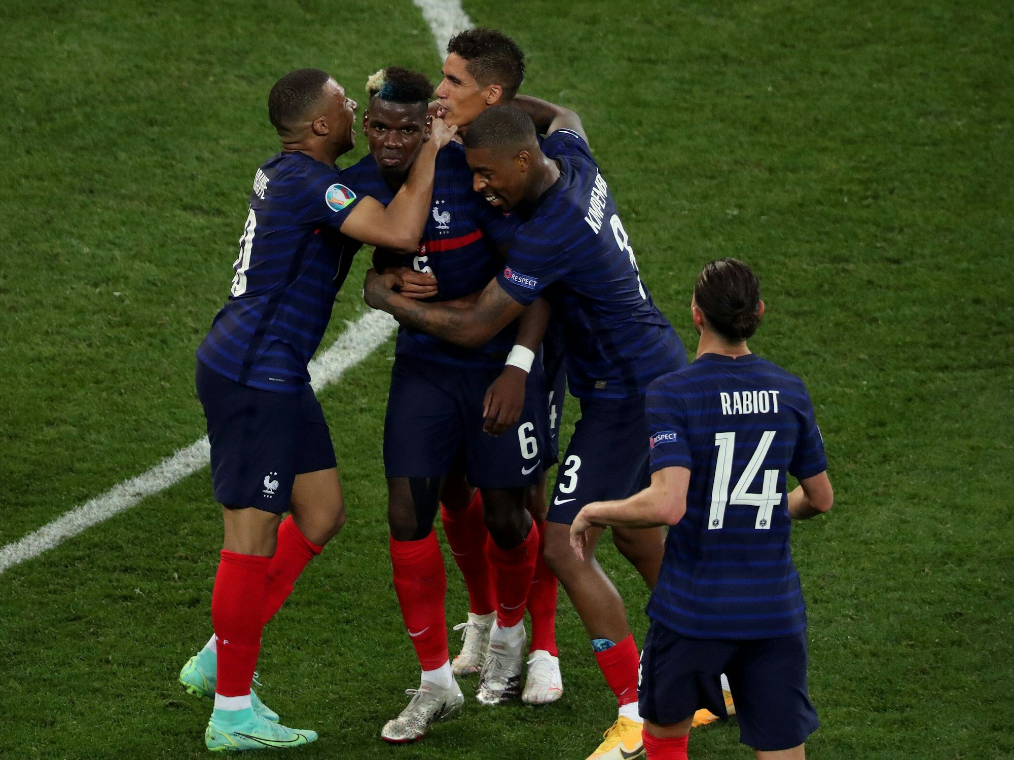 Paul Pogba of France bejubelt mit Kylian Mbappe, Raphael Varane and Presnel Kimpembe den dritten Treffer gegen die Schweiz.