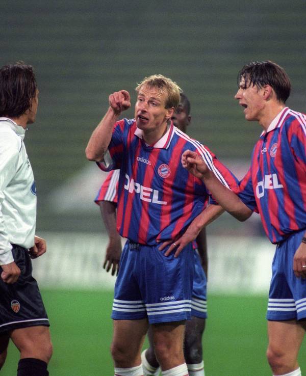 Jürgen Klinsmann und Christian Ziege diskutieren am 24. September 2024 mit einem Valencia-Spieler.