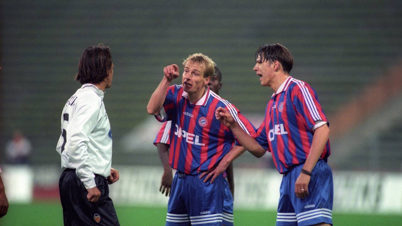 Jürgen Klinsmann und Christian Ziege diskutieren am 24. September 2024 mit einem Valencia-Spieler.