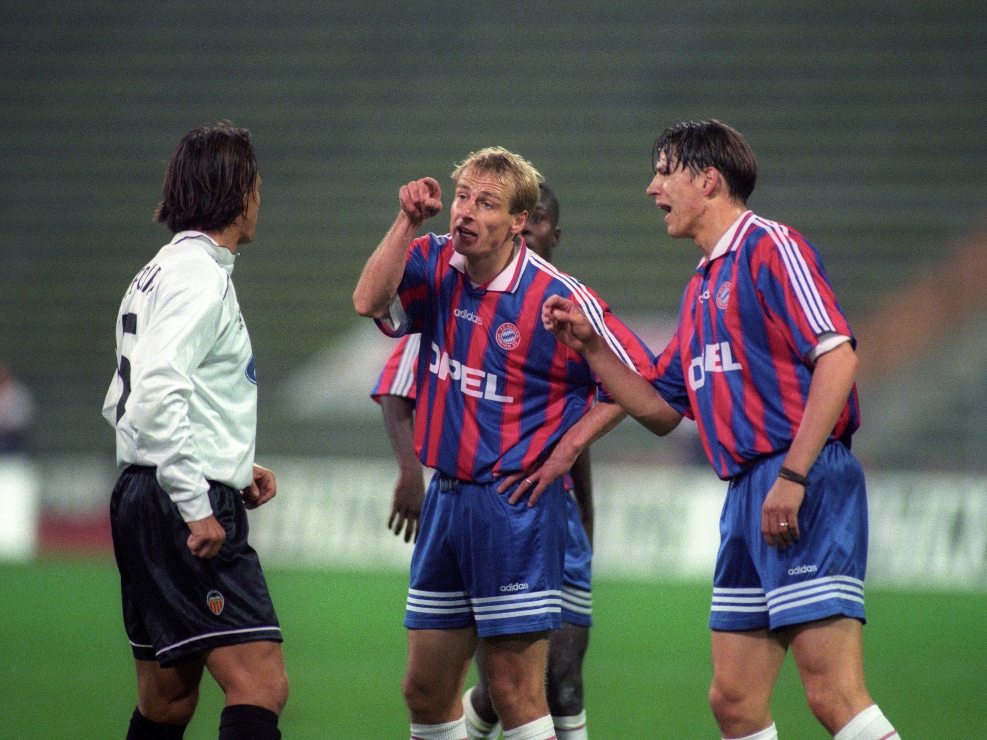 Jürgen Klinsmann und Christian Ziege diskutieren am 24. September 2024 mit einem Valencia-Spieler.