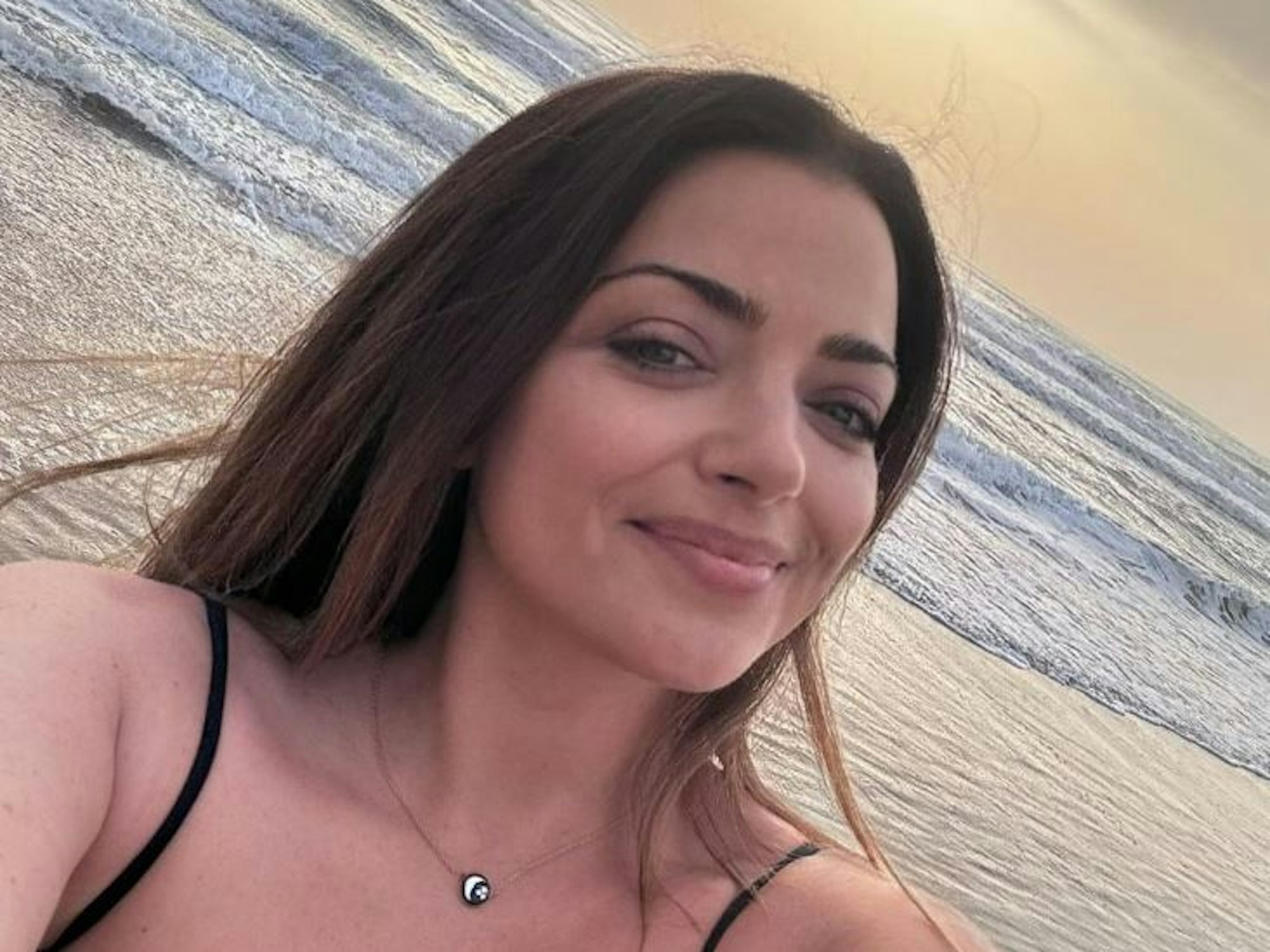 GZSZ-Schauspielerin Anne Menden, hier im Urlaub. Das Selfie hat sie am 29. Juli 2024 auf Instagram veröffentlicht.