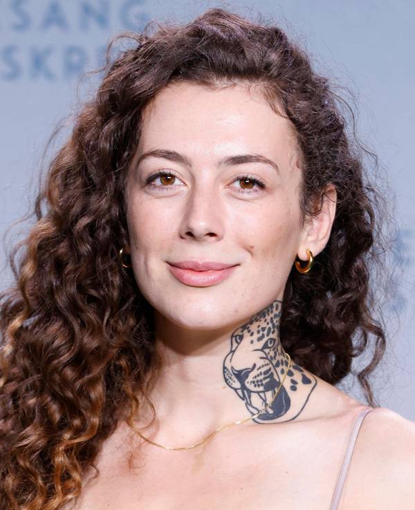 Leila Lowfire posiert bei einer Filmpremiere auf dem Roten Teppich.