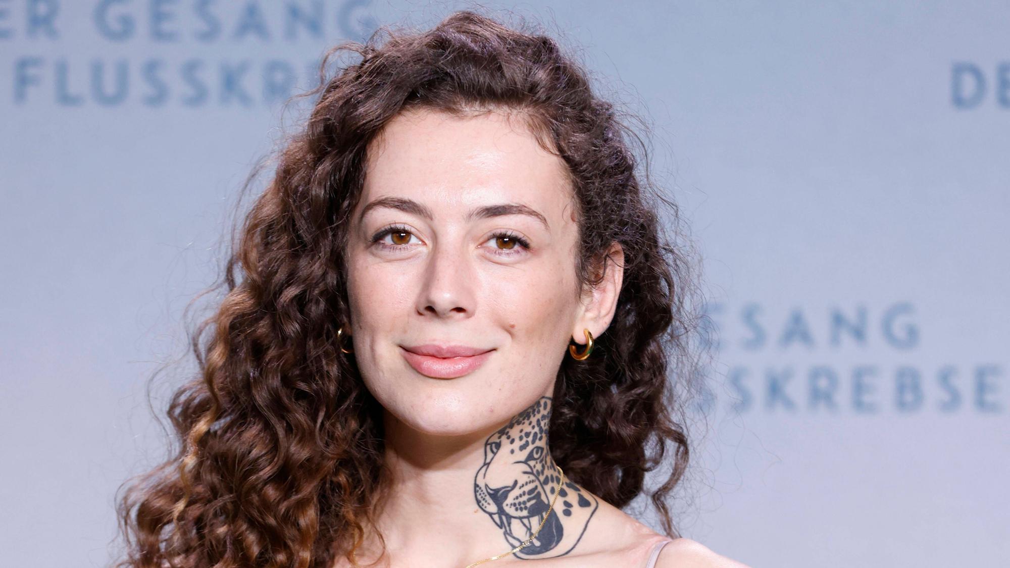 Leila Lowfire posiert bei einer Filmpremiere auf dem Roten Teppich.