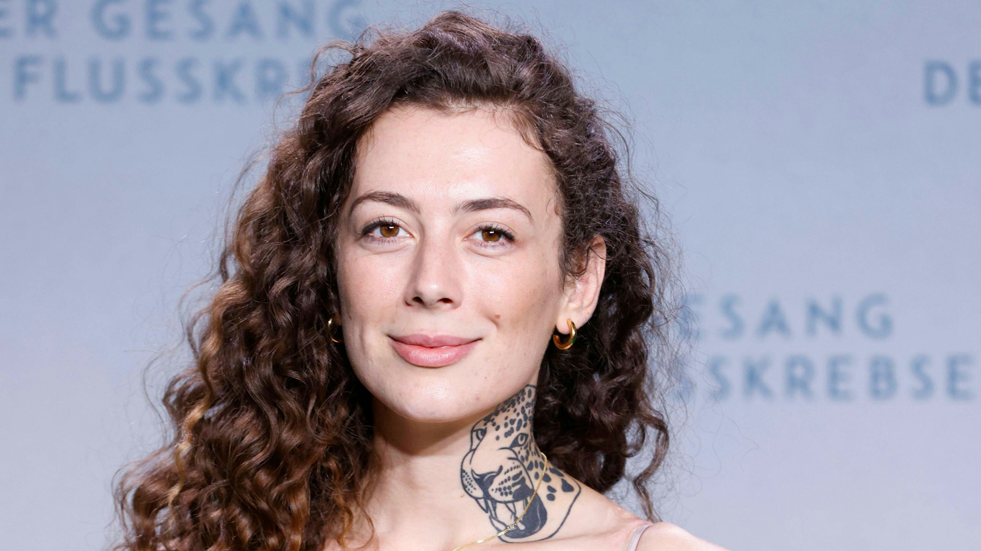 Leila Lowfire posiert bei einer Filmpremiere auf dem Roten Teppich.