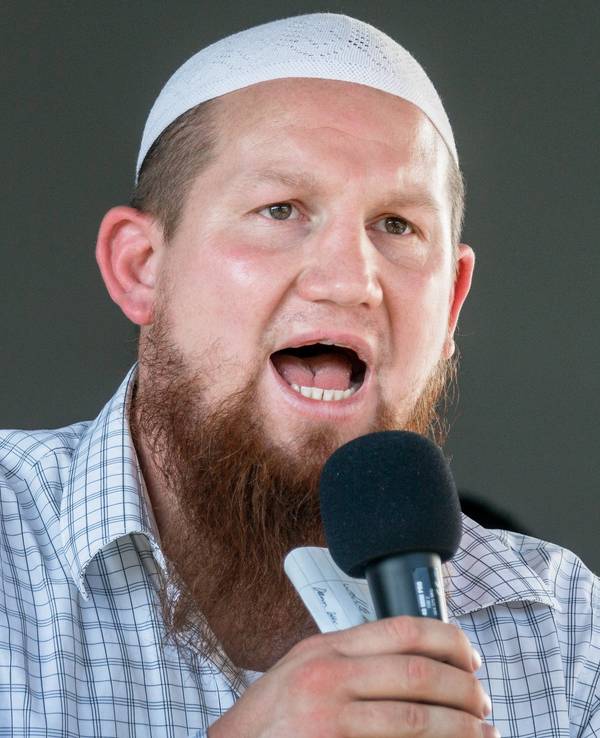 Der salafistische Prediger Pierre Vogel auf einer Kundgebung.