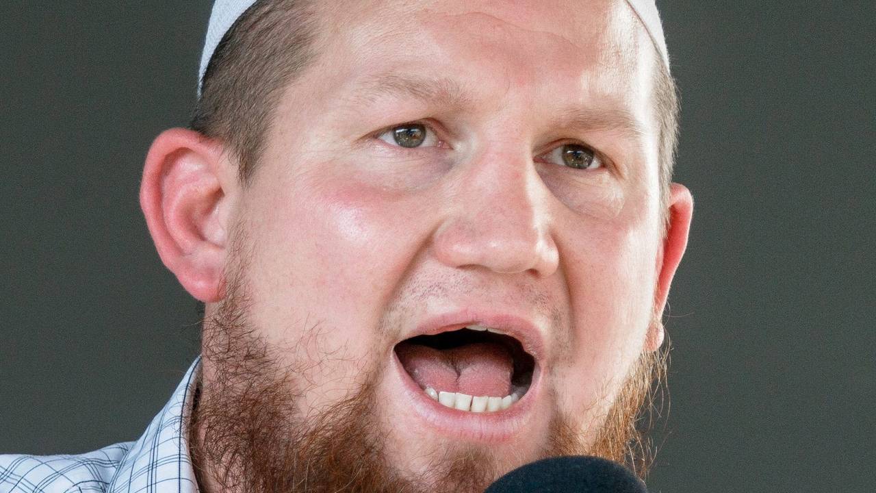 Der salafistische Prediger Pierre Vogel auf einer Kundgebung.