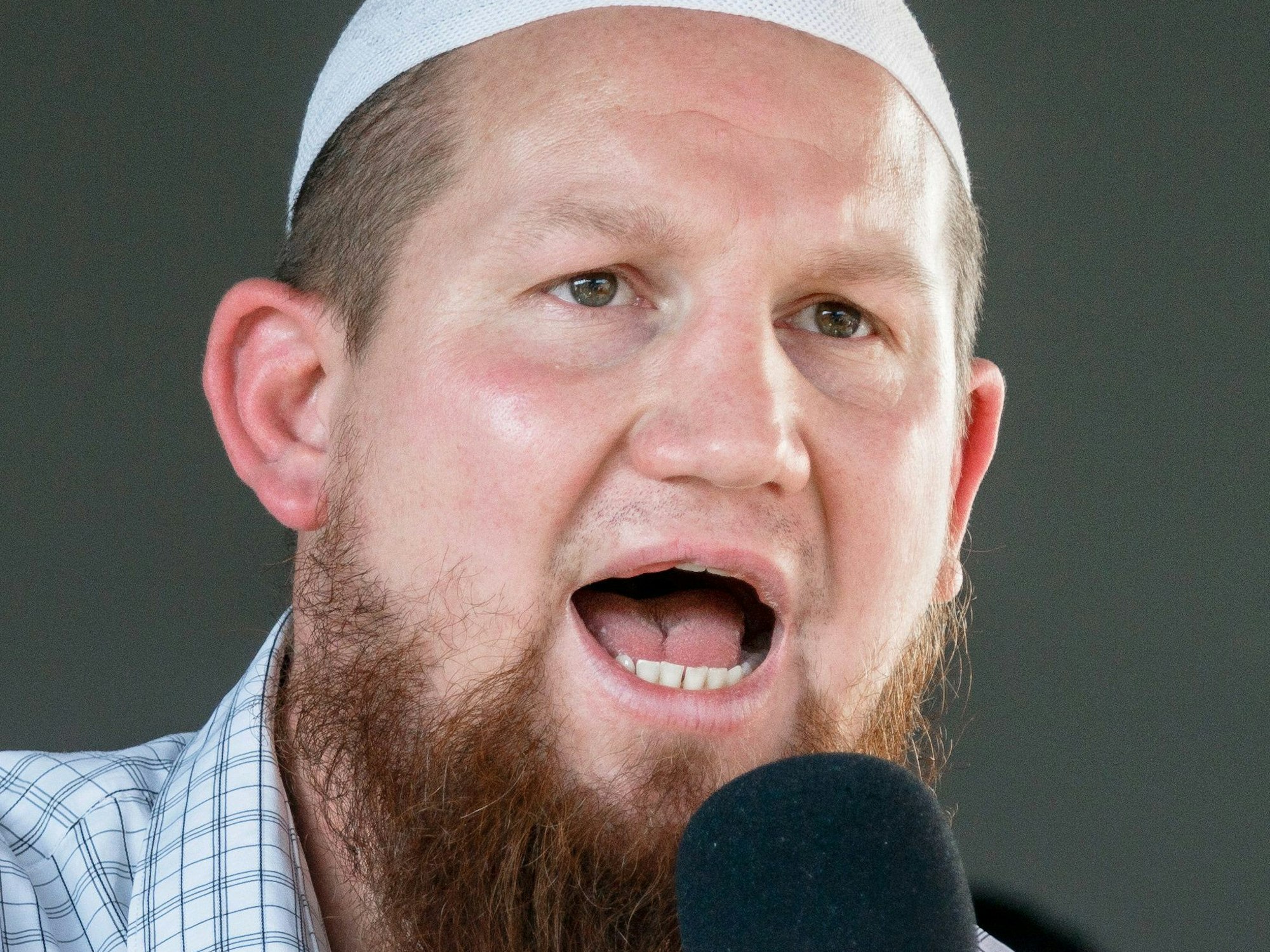Der salafistische Prediger Pierre Vogel auf einer Kundgebung.