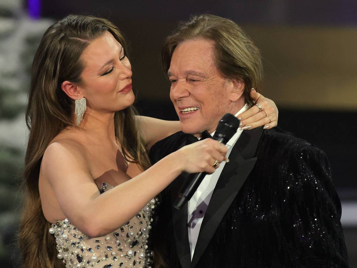 Jürgen Drews ist zu Tochter Joelina nach München gezogen. Die plauderte nun aus, wie das Zusammenleben klappt. Das Foto von Vater und Tochter stammt aus der Show „Die schönsten Weihnachts-Hits mit Carmen Nebel“ vom 7. Dezember 2023 zu Gunsten in München.