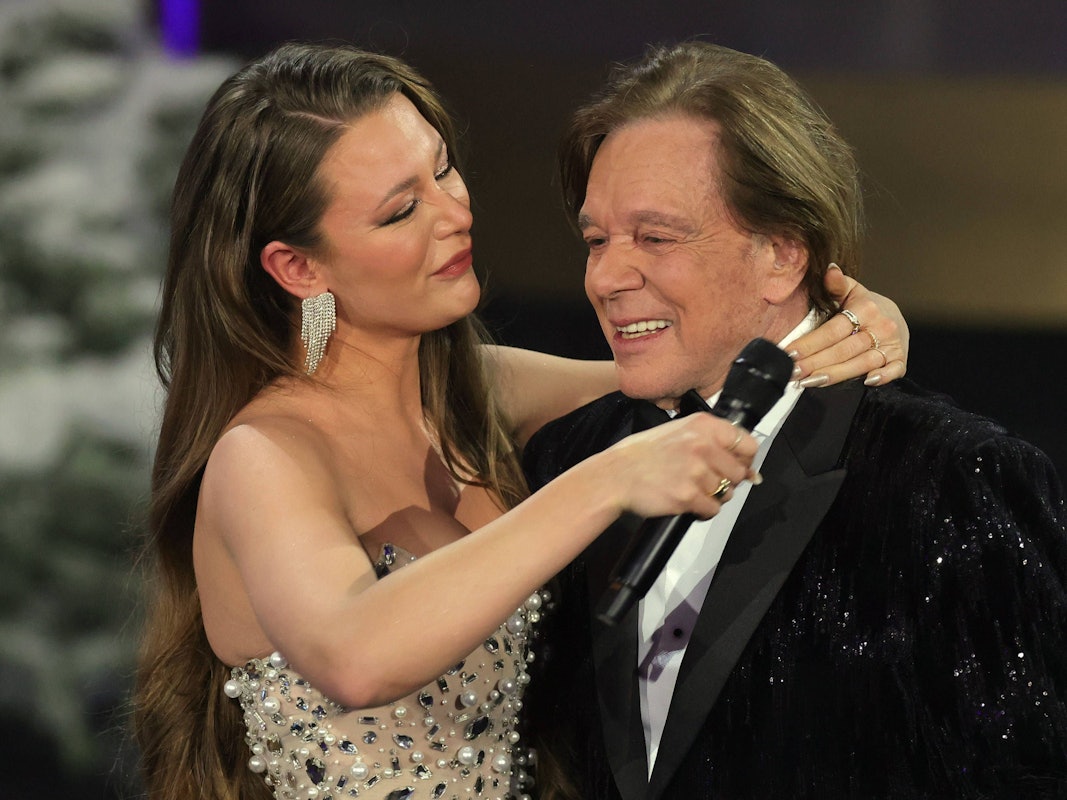 Jürgen Drews ist zu Tochter Joelina nach München gezogen. Die plauderte nun aus, wie das Zusammenleben klappt. Das Foto von Vater und Tochter stammt aus der Show „Die schönsten Weihnachts-Hits mit Carmen Nebel“ vom 7. Dezember 2023 zu Gunsten in München.