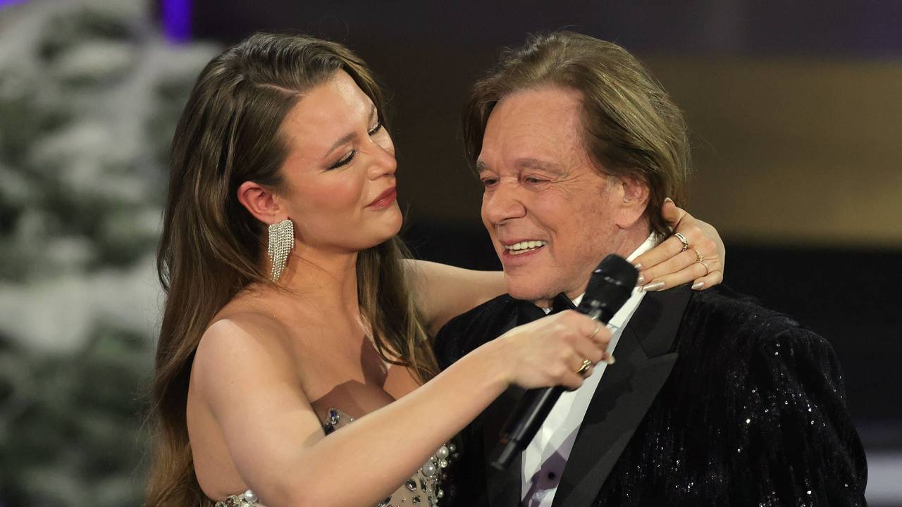 Zusehen sind Sängerin Joelina Drews und ihr Vater der bekannte Schlagersänger Jürgen Drews bei einem gemeinsamen Auftritt auf der Bühne.