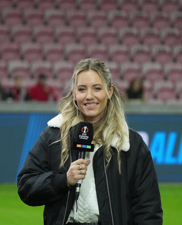 Laura Papendick am RTL-Mikrofon bei einer Übertragung der Europa League.