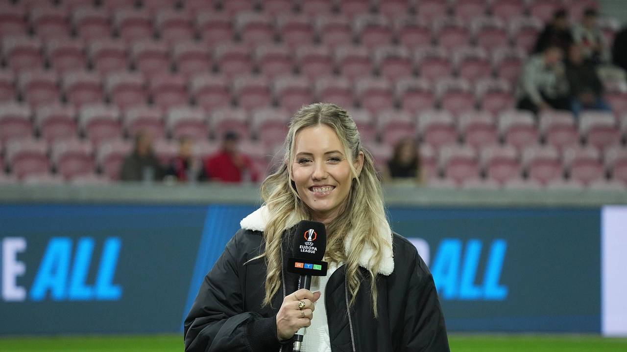 Laura Papendick am RTL-Mikrofon bei einer Übertragung der Europa League.
