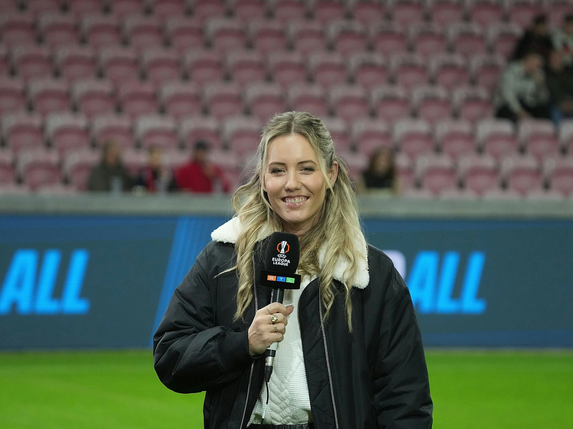 RTL Moderatorin Laura Papendick beim Europa-League-Spiel zwischen Midtjylland und Hoffenheim.