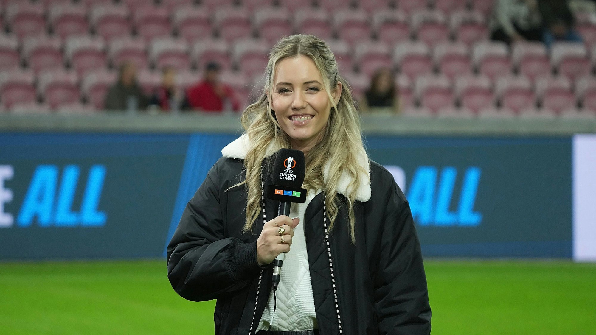 Laura Papendick am RTL-Mikrofon bei einer Übertragung der Europa League.