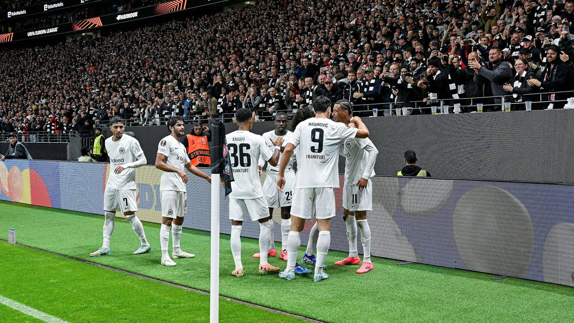 Die Spieler von Eintracht Frankfurt jubeln gegen Viktoria Pilsen über das zwischenzeitliche 1:0.