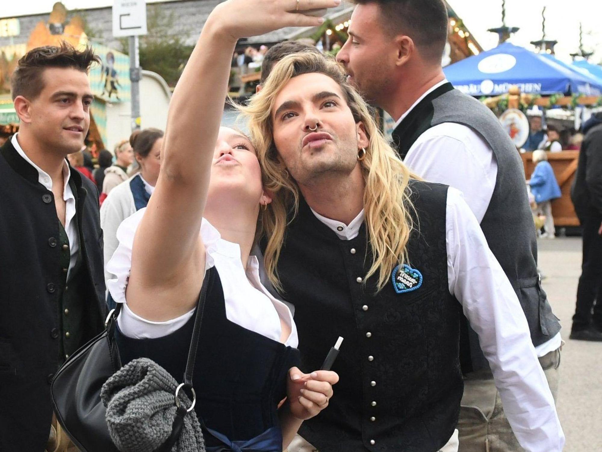 Bill Kaulitz fotografiert mit einem Fan am Donnerstag (26. September) ein Selfie auf der Wiesn.