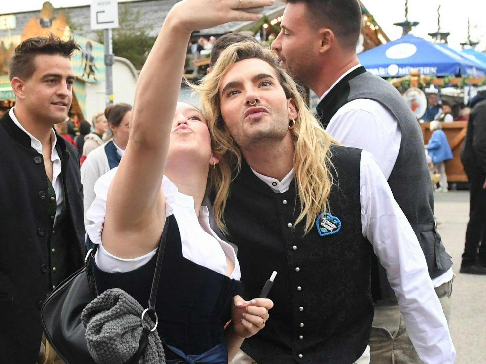 Bill Kaulitz fotografiert mit einem Fan am Donnerstag (26. September) ein Selfie auf der Wiesn.