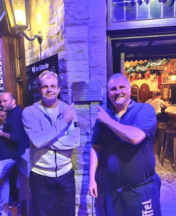 David Stasch und Oliver Wunderlich stehen vor dem Hähnche in Köln.