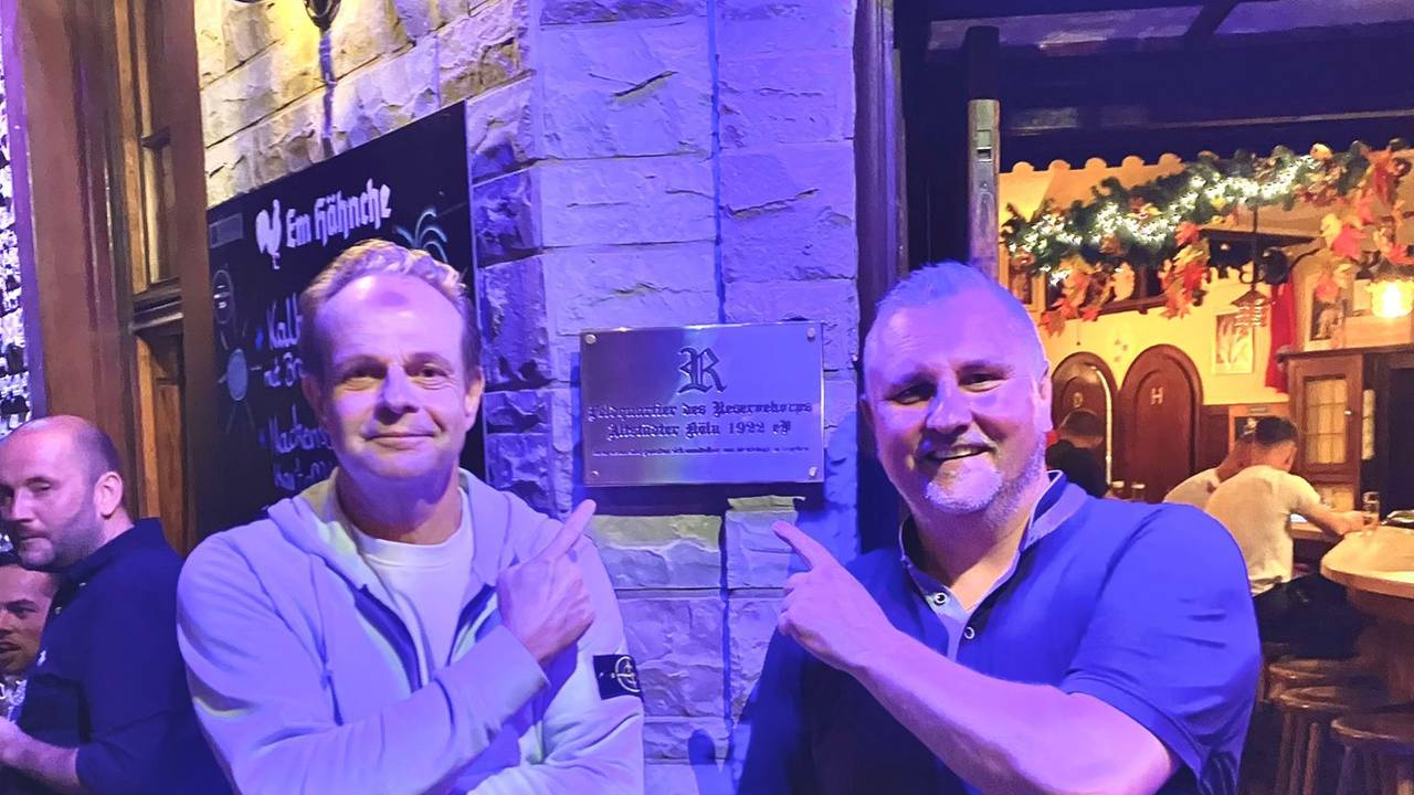 David Stasch und Oliver Wunderlich stehen vor dem Hähnche in Köln.