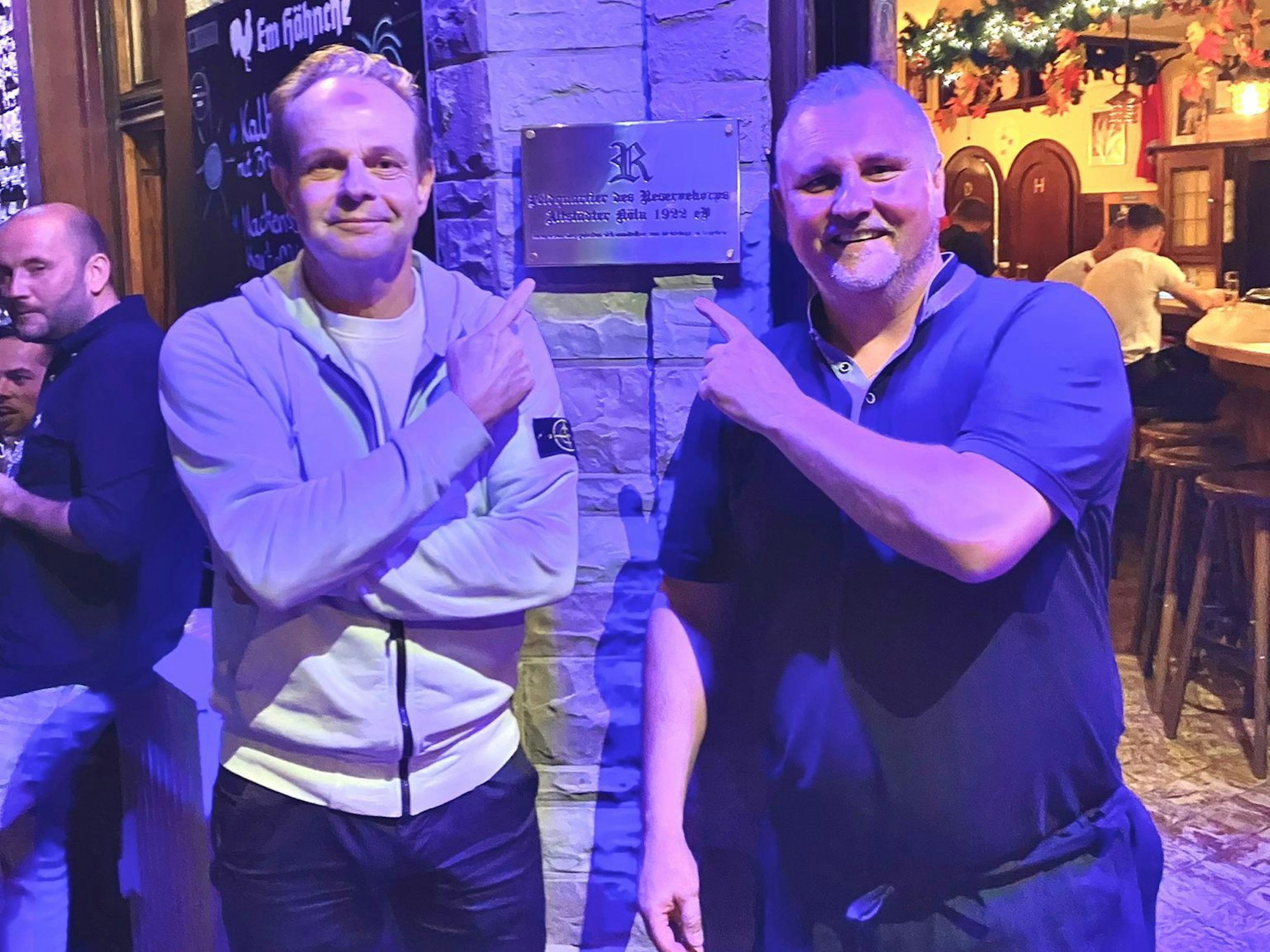 David Stasch und Oliver Wunderlich stehen vor dem Hähnche in Köln.