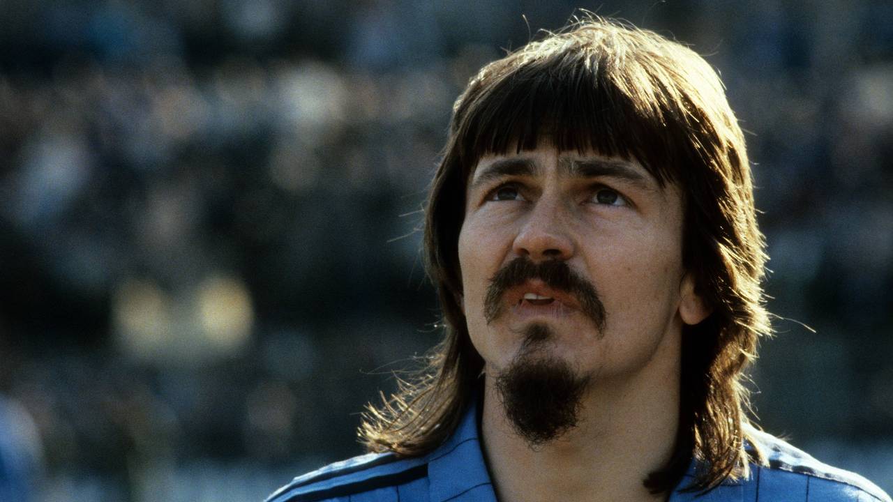 Ewald Lienen mit Vokuhila, Schnäuzer und Kinnbart.