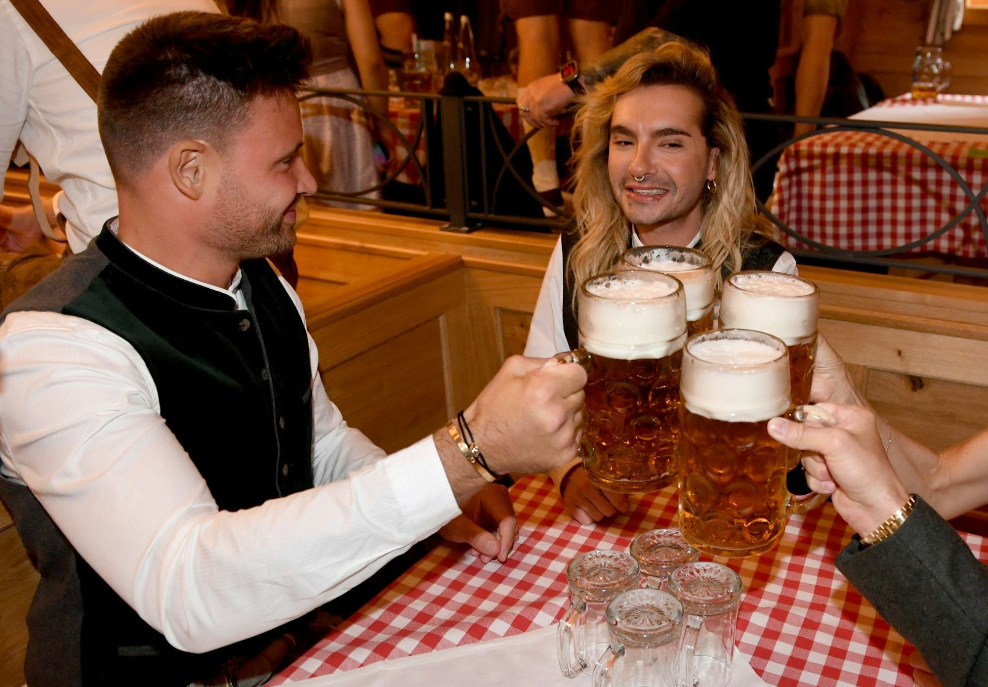 Bill Kaulitz (r.) feiert mit Model Marc Eggers am Donnerstag (26. September) im Schützenzelt auf der Wiesn.