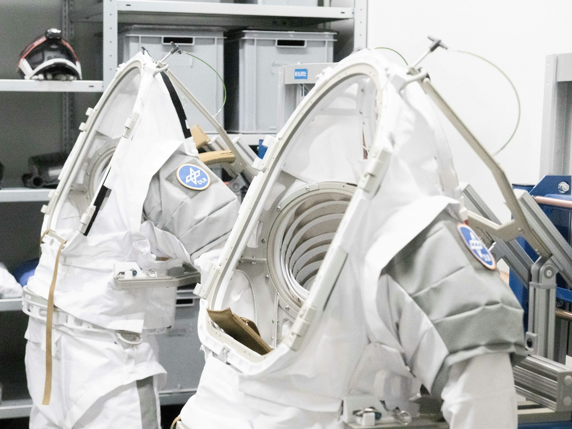 Zwei Übungsraumanzüge für den Einsatz auf der neuen Mond-Trainingsanlage im Europäischen Astronautenzentrum (EAC) der ESA in Köln.