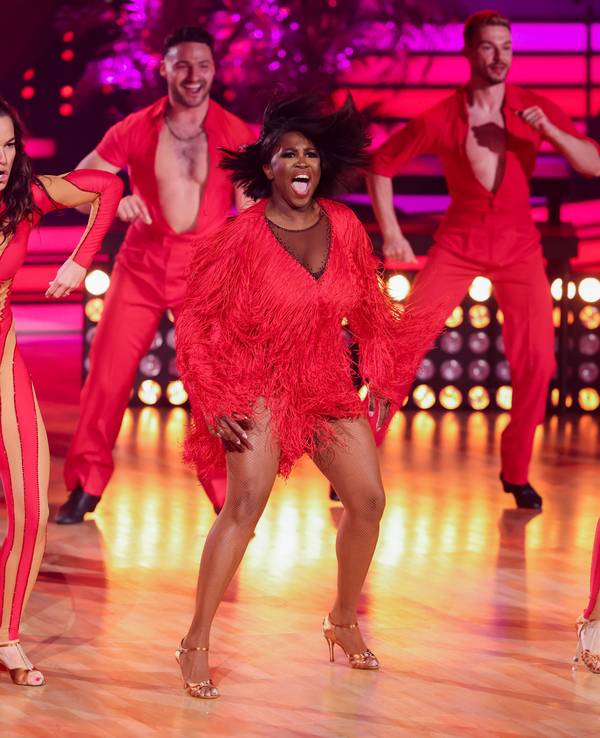 Motsi Mabuse (M), Jurymitglied, tanzt in der RTL-Tanzshow „Let's Dance“ im Coloneum.