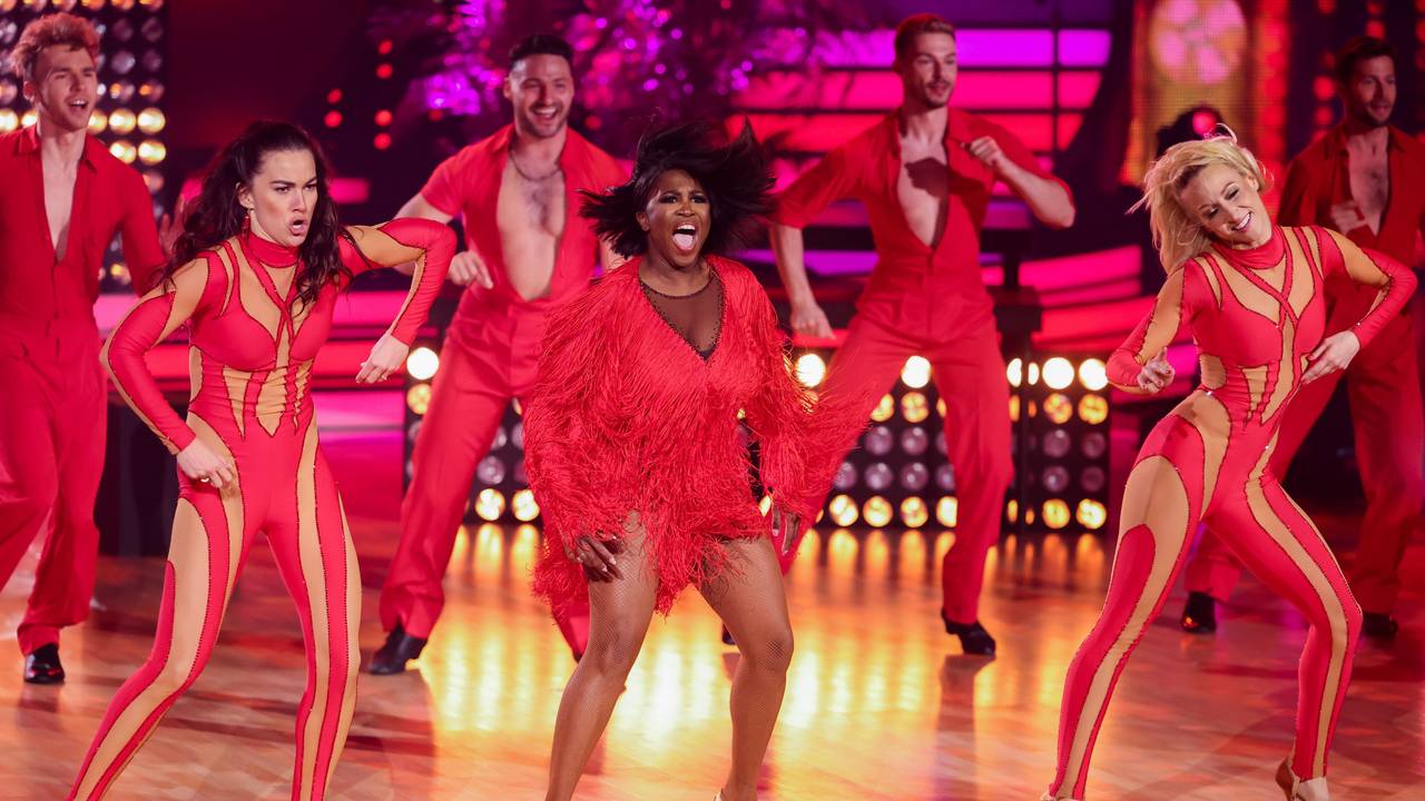 Motsi Mabuse (M), Jurymitglied, tanzt in der RTL-Tanzshow „Let's Dance“ im Coloneum.