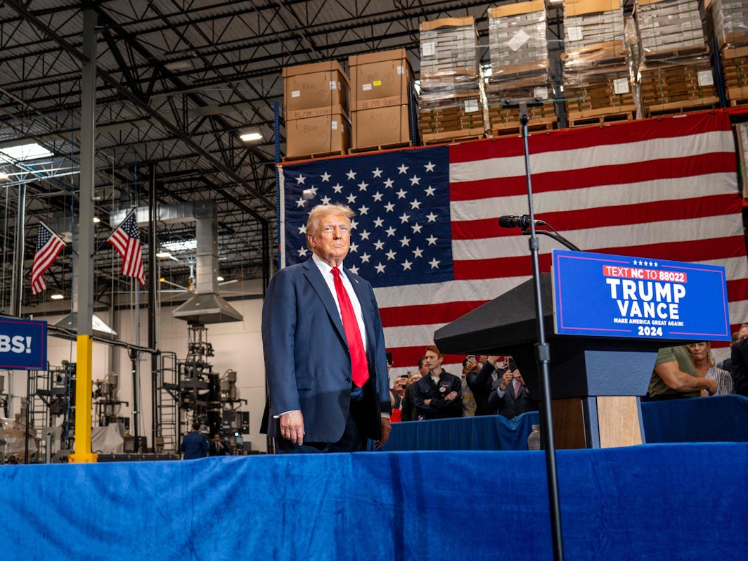 Donald Trump am Mittwoch (25. September) bei einer Wahlkampfveranstaltung in Mint Hill (North Carolina), dort sprach er in einem großen Warenhaus über seine Wirtschaftspolitik – und sorgte mit seiner neuen Attentats-Theorie für Stirnrunzeln.