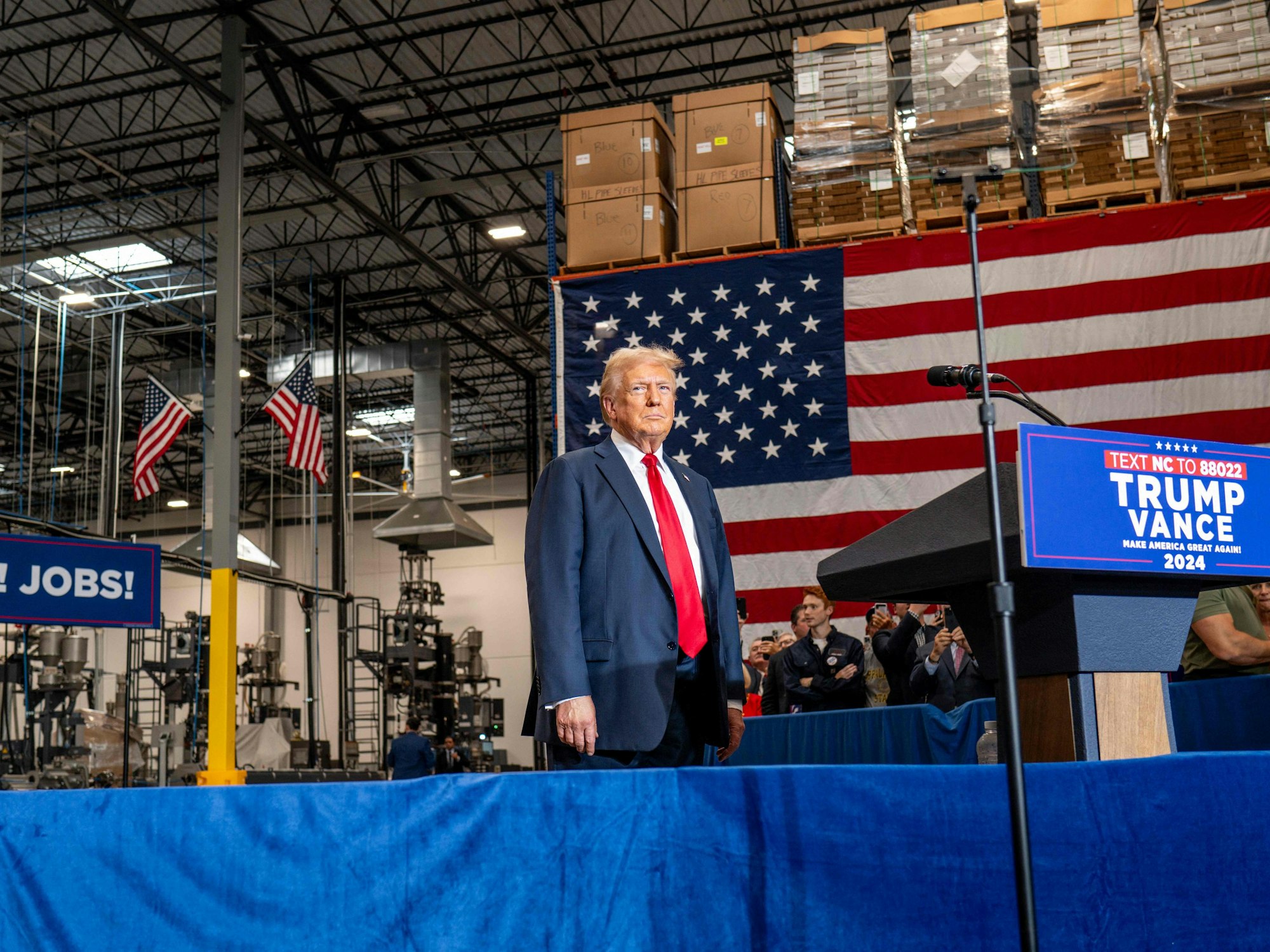 Donald Trump am Mittwoch (25. September) bei einer Wahlkampfveranstaltung in Mint Hill (North Carolina), dort sprach er in einem großen Warenhaus über seine Wirtschaftspolitik – und sorgte mit seiner neuen Attentats-Theorie für Stirnrunzeln.