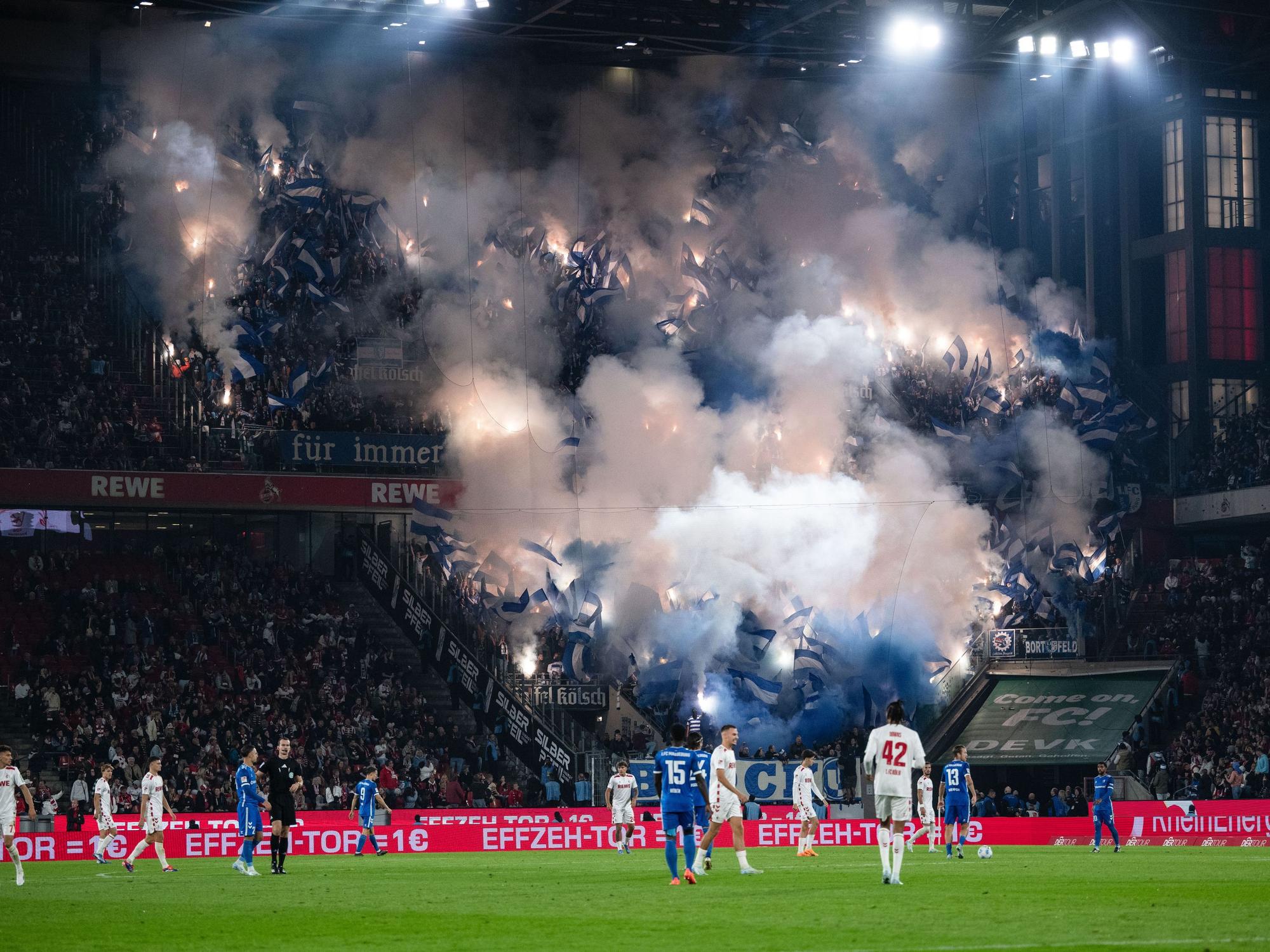 Fans von Magdeburg zünden Pyrotechnik im Gästeblock.