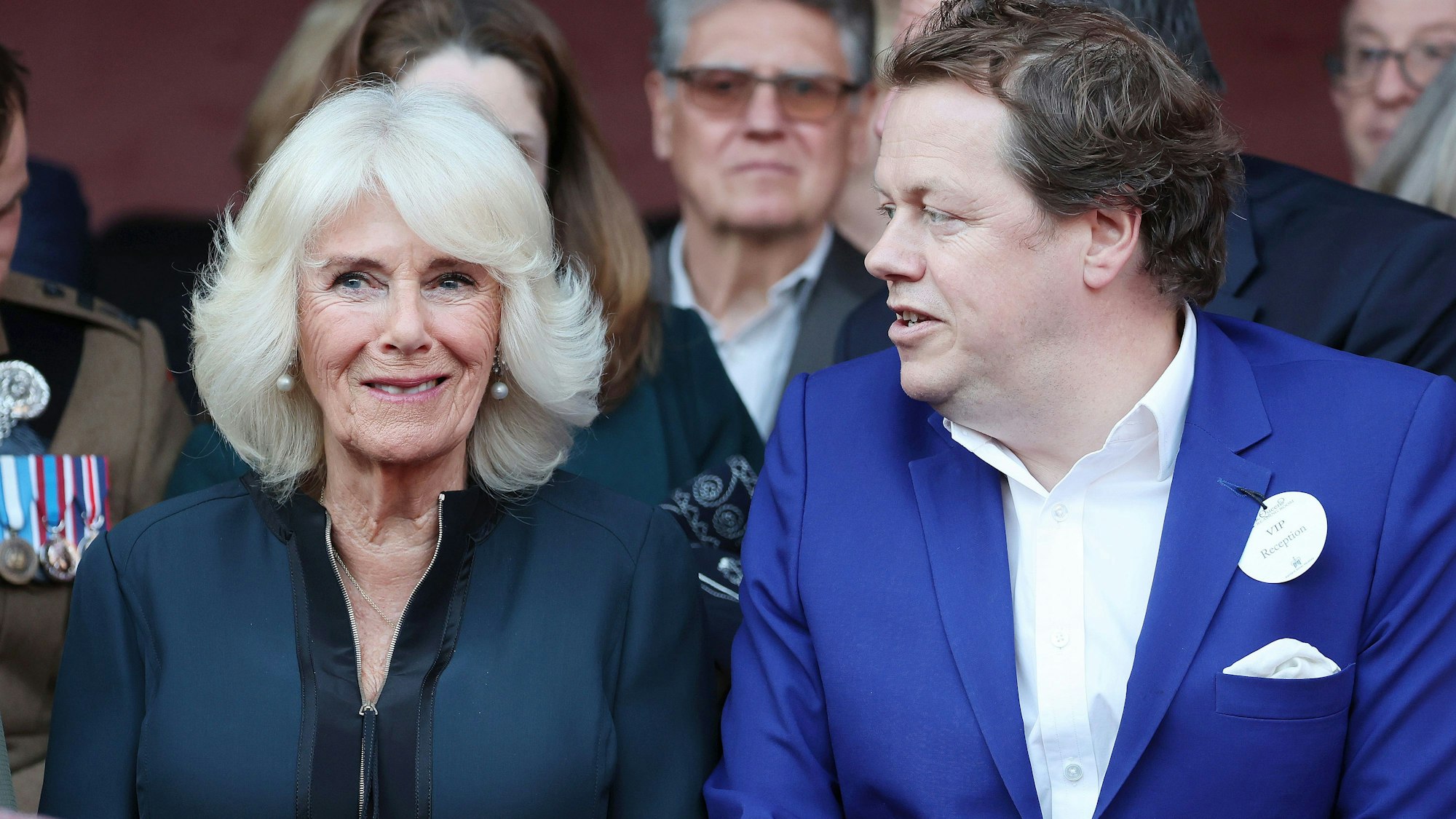Königin Camilla und Tom Parker Bowles im Juni beim Queen's Reading Room Literary Festival im Hampton Court Palace in London.