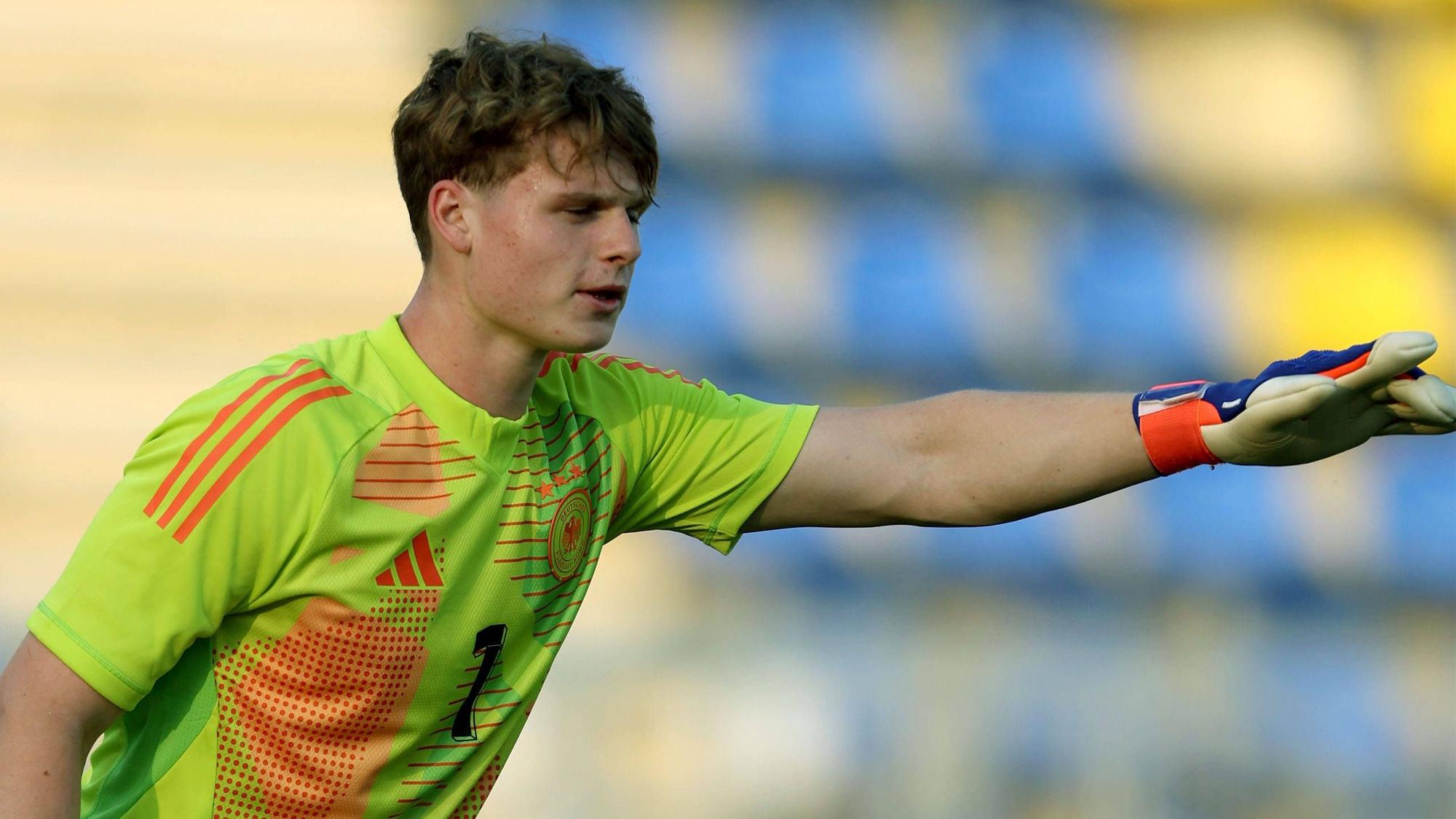 Jonas Urbig steht im Tor der deutschen U21 des DFB.