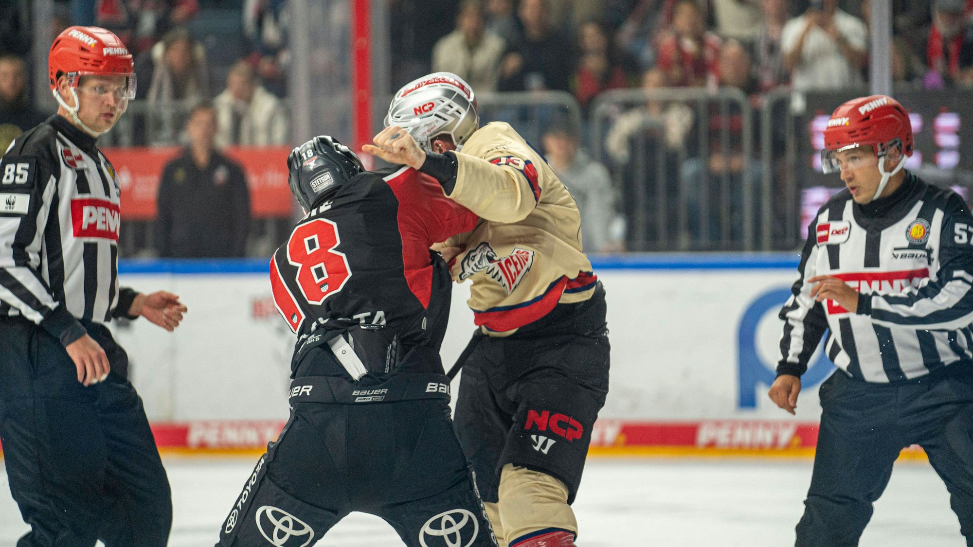 Josh Currie (l.) und Ryan Stoa prügeln sich.